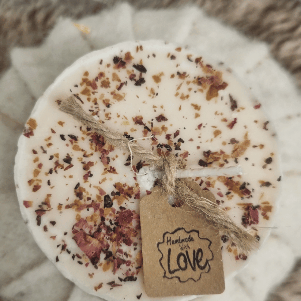 Geurkaars met rozenblaadjes, geur van pioenroos