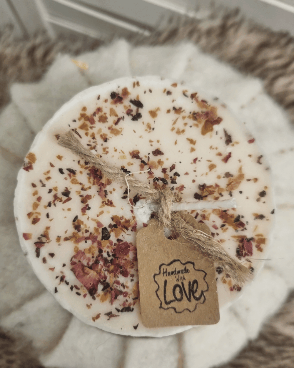 Geurkaars met rozenblaadjes, geur van pioenroos