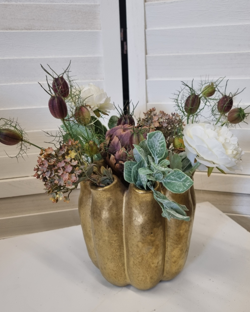 Landelijke zijden bloemen in vaas vintage goud (16cm hoog)