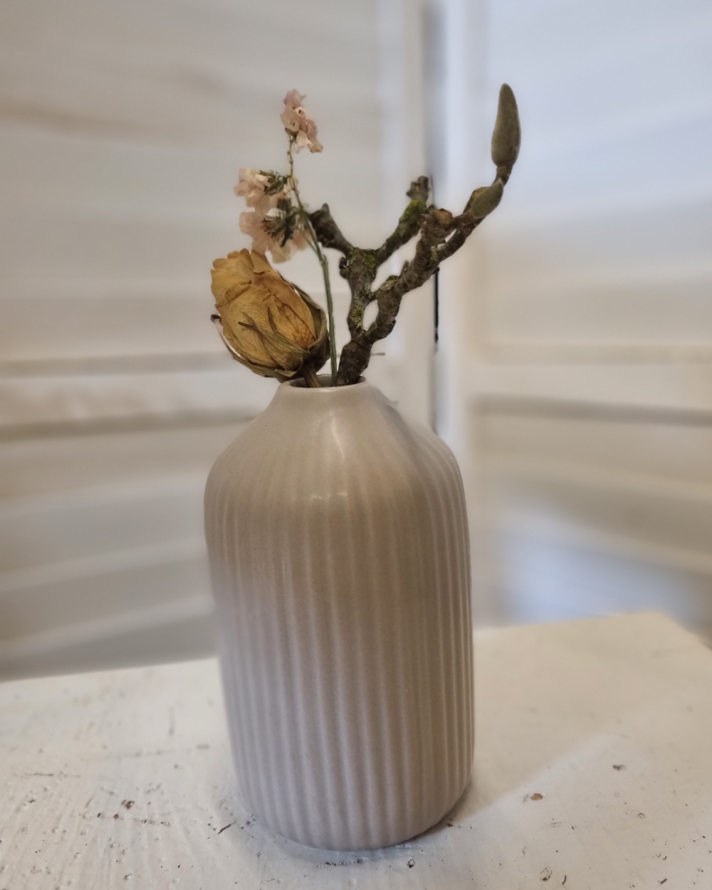 Vaasje mat creme aardewerk