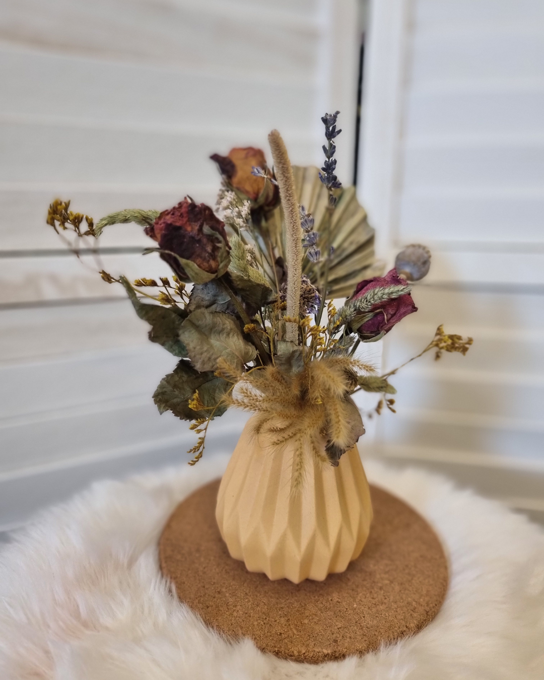 WEBSHOP BEAU FLEUR AFBEELDINGEN - 2025-02-03T134344.314 Vaasje oker met droogbloemen