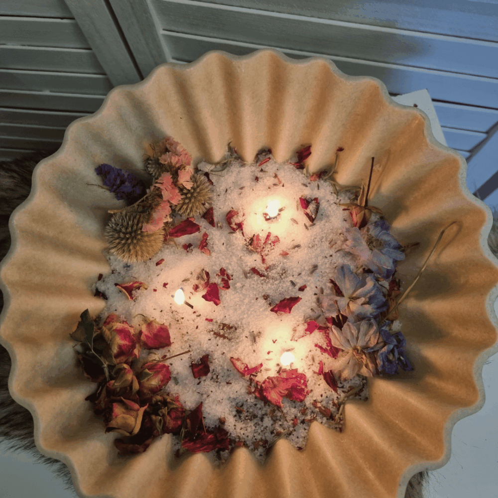 Schaal met geurend kaarsenzand en droogbloemen