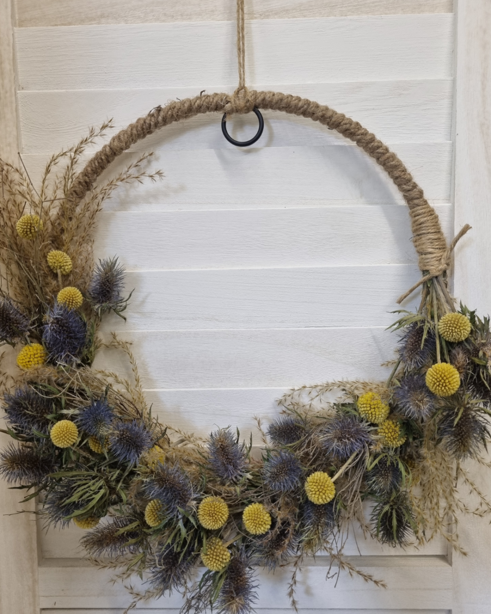 Ring met pluimen, distels en craspedia (30cm) Ring met pluimen, distels en craspedia (30cm)