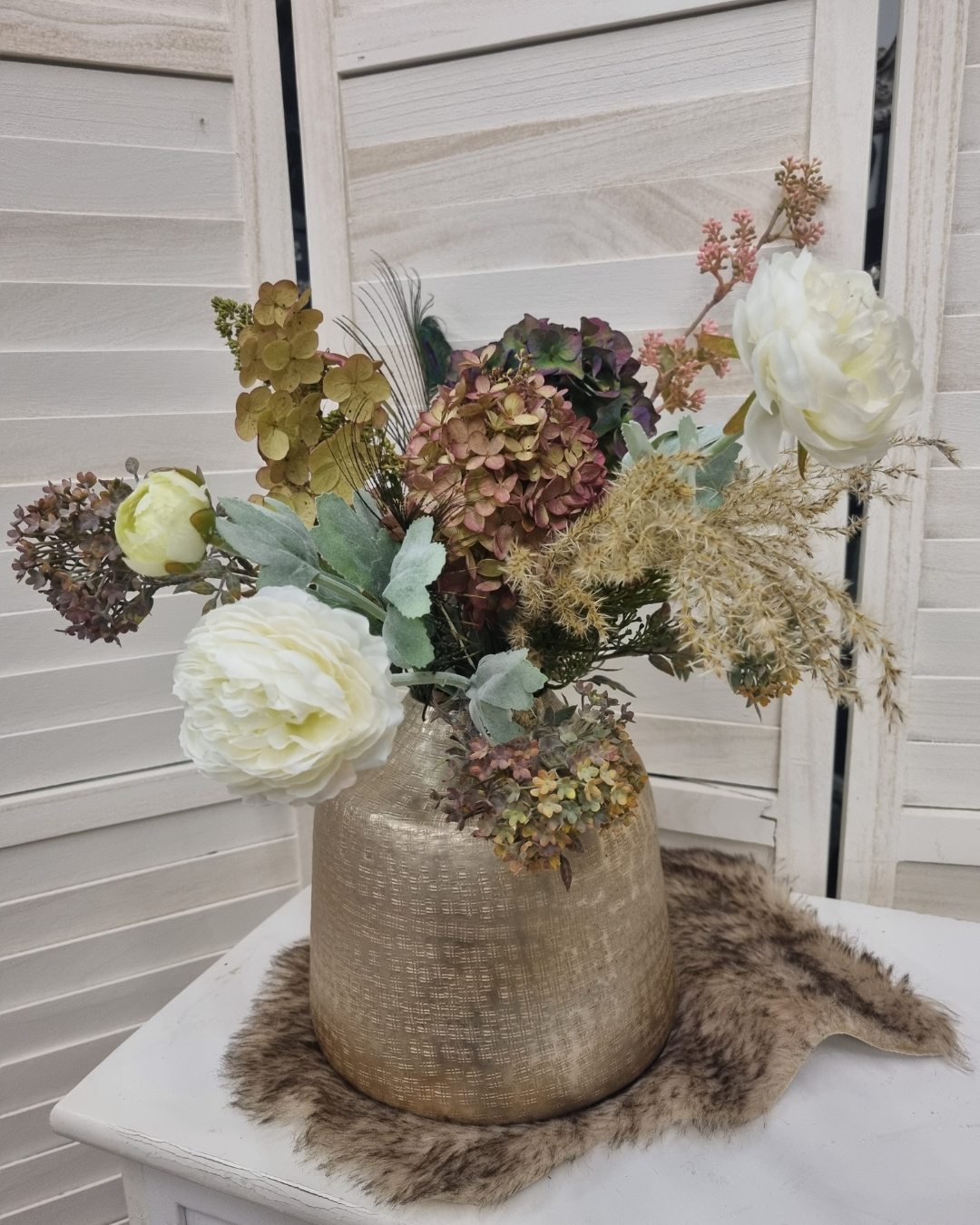 Zijden boeket in gouden metalen vaas Zijden boeket in gouden metalen vaas