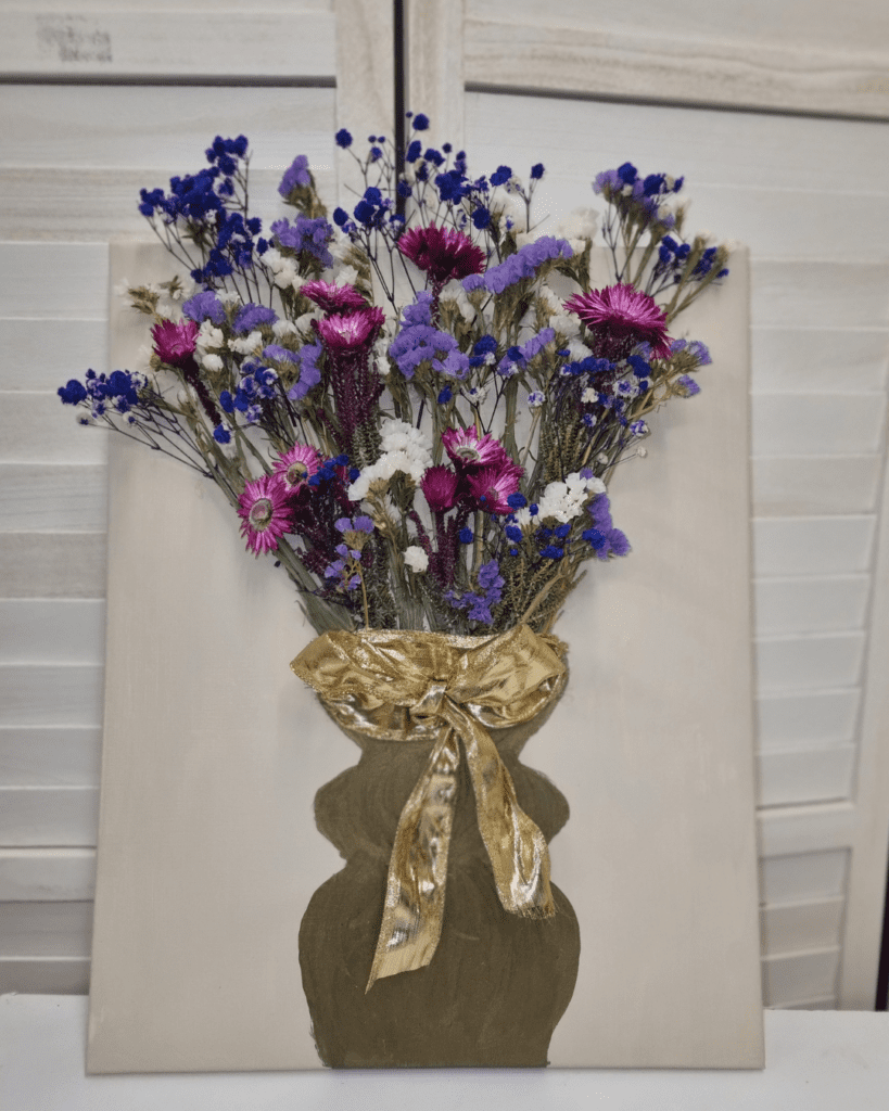 Vaas geschilderd met droogbloemen