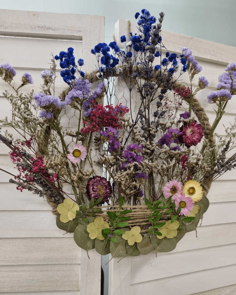 Vaas geschilderd met droogbloemen