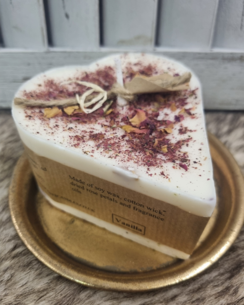 Hartvormige geurkaars met rozenblaadjes en vanillegeur Hartvormige geurkaars met rozenblaadjes en vanillegeur