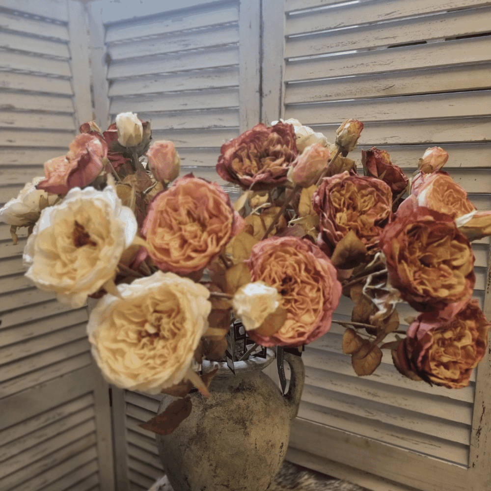 Vaas met vintagerozen Vaas met vintage rozen